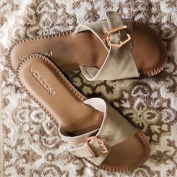 EUC Volcom Causal Slippers - Picture 1 of 6